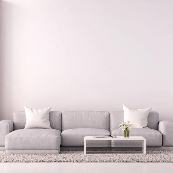 Kartenposter in einem hellen Wohnzimmer